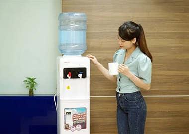 Cách lựa chọn nước uống đóng bình an toàn cho gia đình và văn phòng