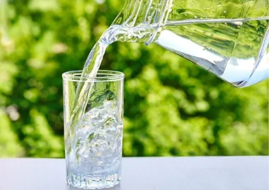 Những lợi ích khi sử dụng nước uống đóng chai, đóng bình đạt chuẩn vệ sinh